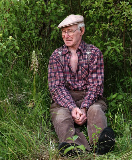 Achille Weyrath, de THEDING, nous a fait découvrir les orchidées qu'il aime passionnément. Merci  lui ! On le voit ici à côté d'un Orchis bouc. Notons que monsieur Weyrath est également un apiculteur expérimenté